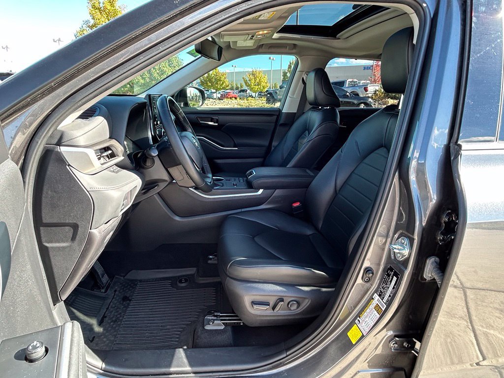 Used 2022 Toyota Highlander XLE FWD image 12