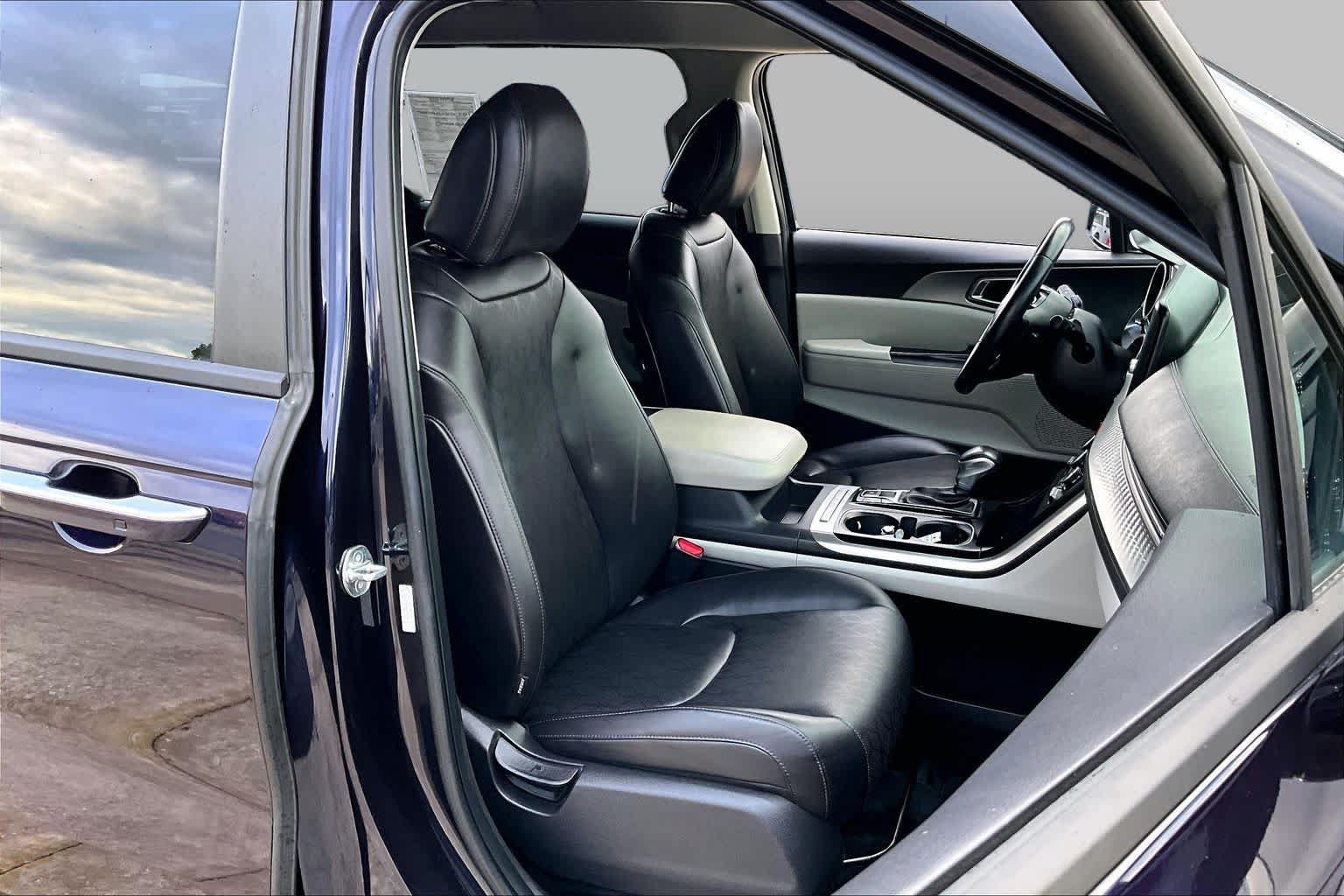 Used 2024 Kia Carnival LX FWD image 9