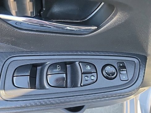 Used 2023 Nissan Versa SV image 27