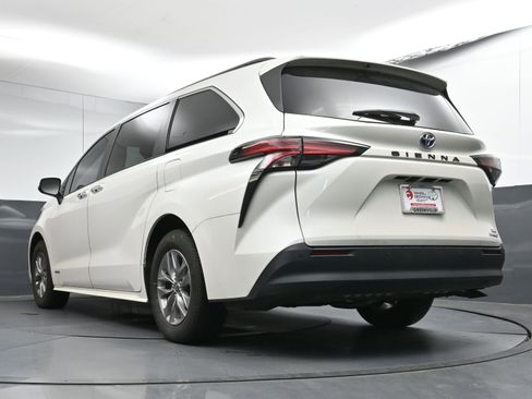 Certified 2021 Toyota Sienna XLE image 29