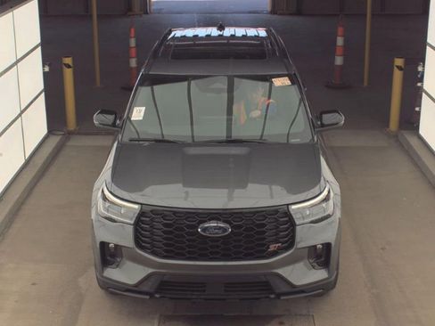 Used 2025 Ford Explorer ST image 3