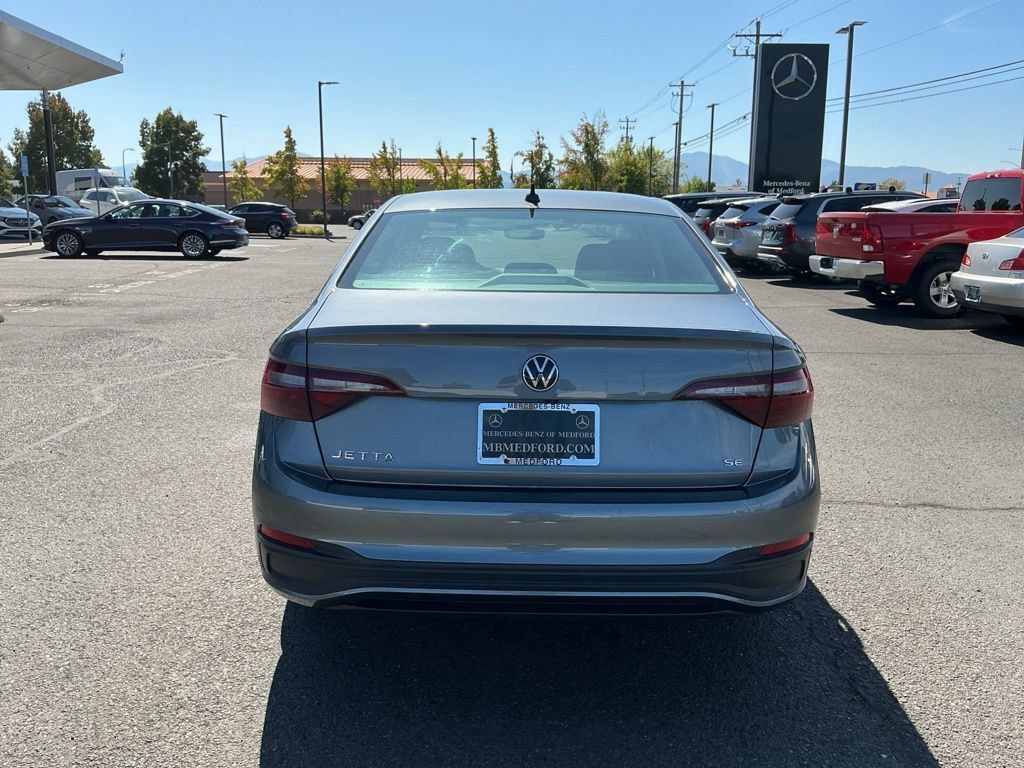 Used 2024 Volkswagen Jetta SE FWD image 10