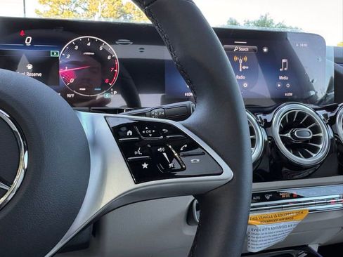 Used 2025 Mercedes-Benz GLA 250 image 23