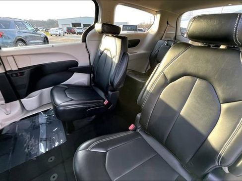 Used 2024 Chrysler Pacifica Touring-L image 26