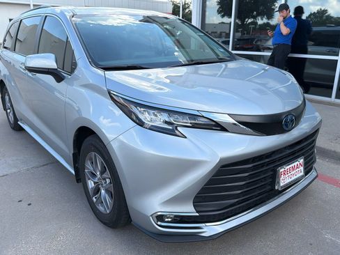 Used 2022 Toyota Sienna XLE FWD image 4