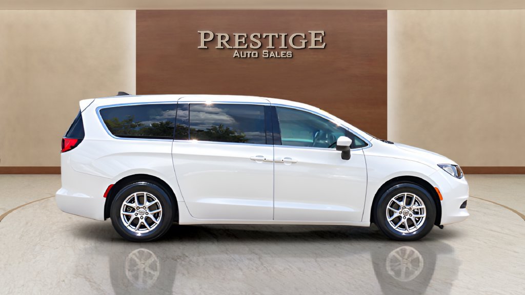 Used 2023 Chrysler Voyager LX FWD image 1
