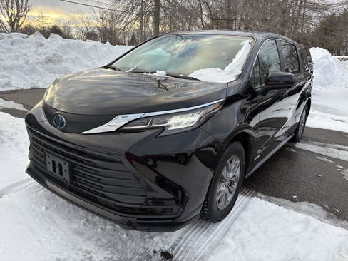 Used 2021 Toyota Sienna LE image 3