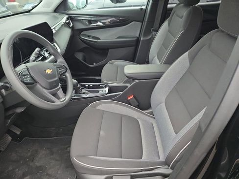 Used 2025 Chevrolet TrailBlazer LT w/ Driver Confidence Package image 3