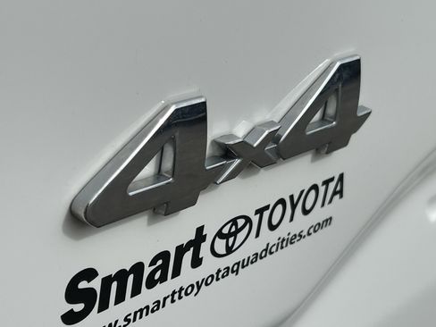 Certified 2018 Toyota Tacoma SR5 image 9