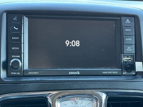 Used 2015 Chrysler Town & Country Limited image 40