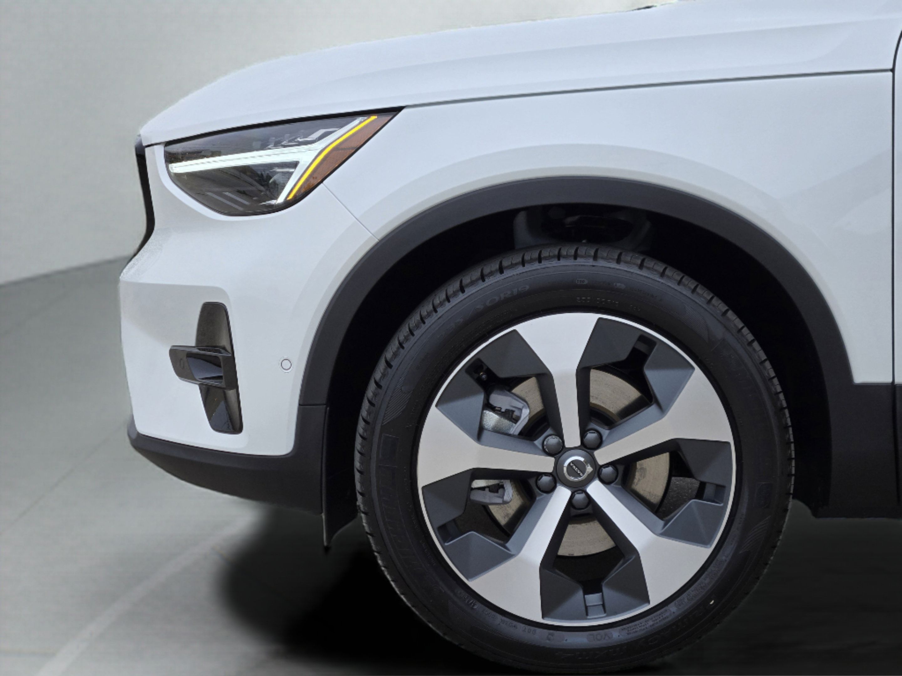 Used 2026 Volvo XC40 B5 Plus w/ Protection Package Premier AWD/4WD image 12
