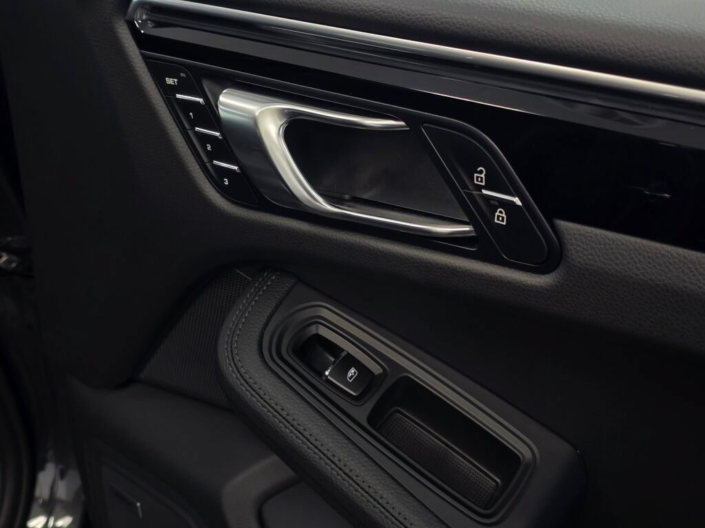 Certified 2025 Porsche Macan AWD/4WD image 27