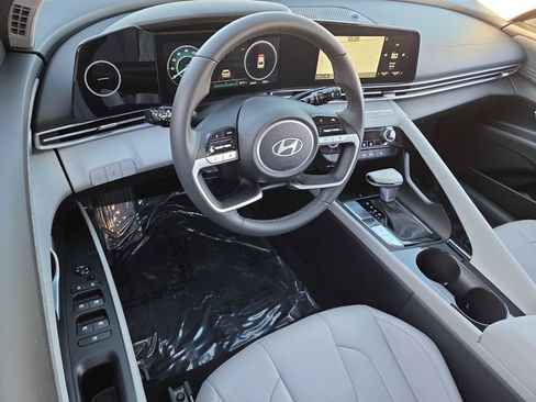 Used 2025 Hyundai Elantra Limited image 10