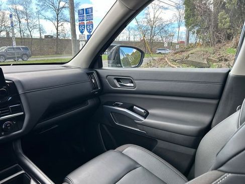 Certified 2023 Nissan Pathfinder SL w/ Black Appearance Package AWD/4WD image 25