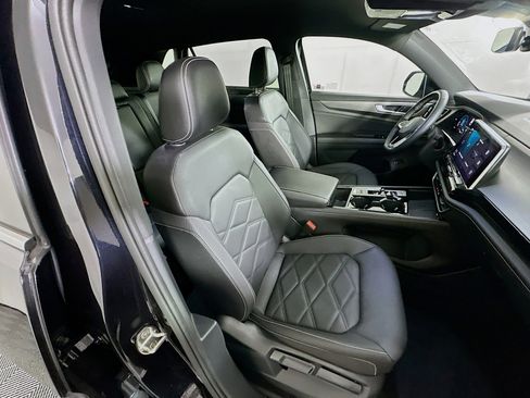 Used 2025 Volkswagen Atlas Cross Sport SE image 31