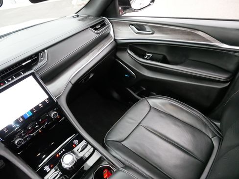 Used 2022 Jeep Grand Cherokee L Overland image 11