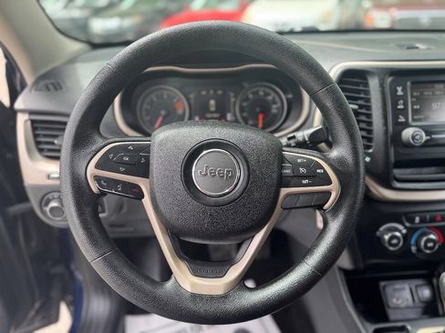 Used 2016 Jeep Cherokee Sport FWD image 12