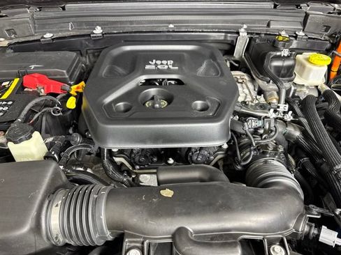 Used 2022 Jeep Wrangler Unlimited Rubicon 4xe AWD/4WD image 9