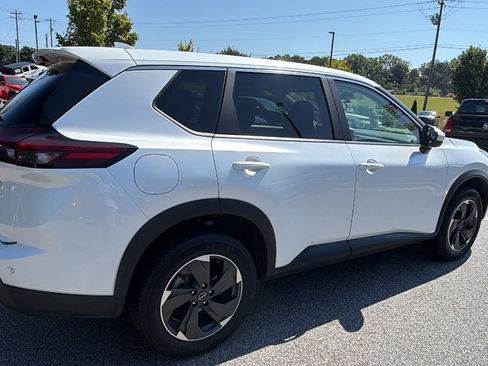 Used 2024 Nissan Rogue SV AWD/4WD image 8