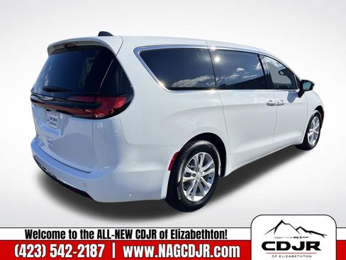 New 2026 Chrysler Pacifica Select image 3