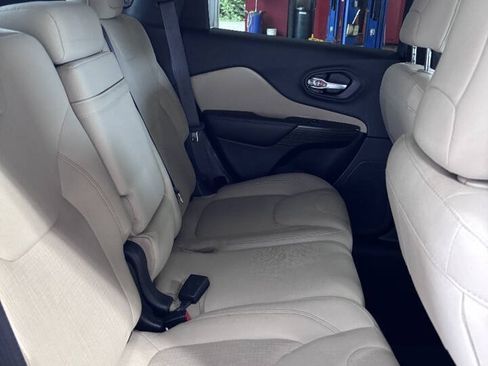 Used 2016 Jeep Cherokee Latitude AWD/4WD image 8