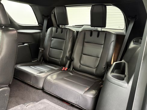 Used 2018 Ford Explorer XLT w/ Equipment Group 202A image 17