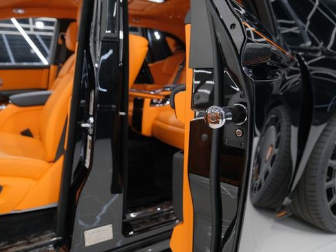 Used 2025 Rolls-Royce Phantom Sedan image 38