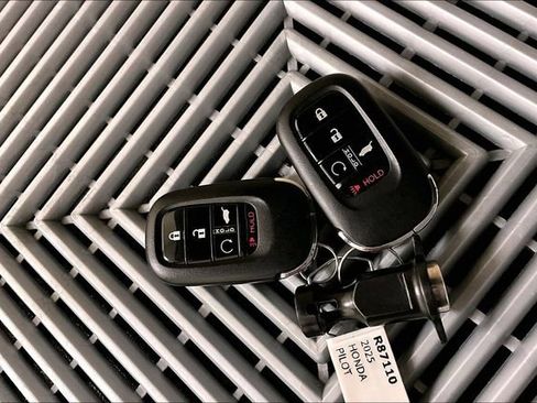 Used 2025 Honda Pilot EX-L image 11