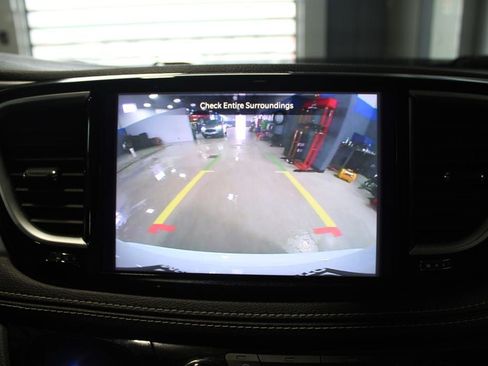 Used 2025 Chrysler Pacifica Limited FWD image 26