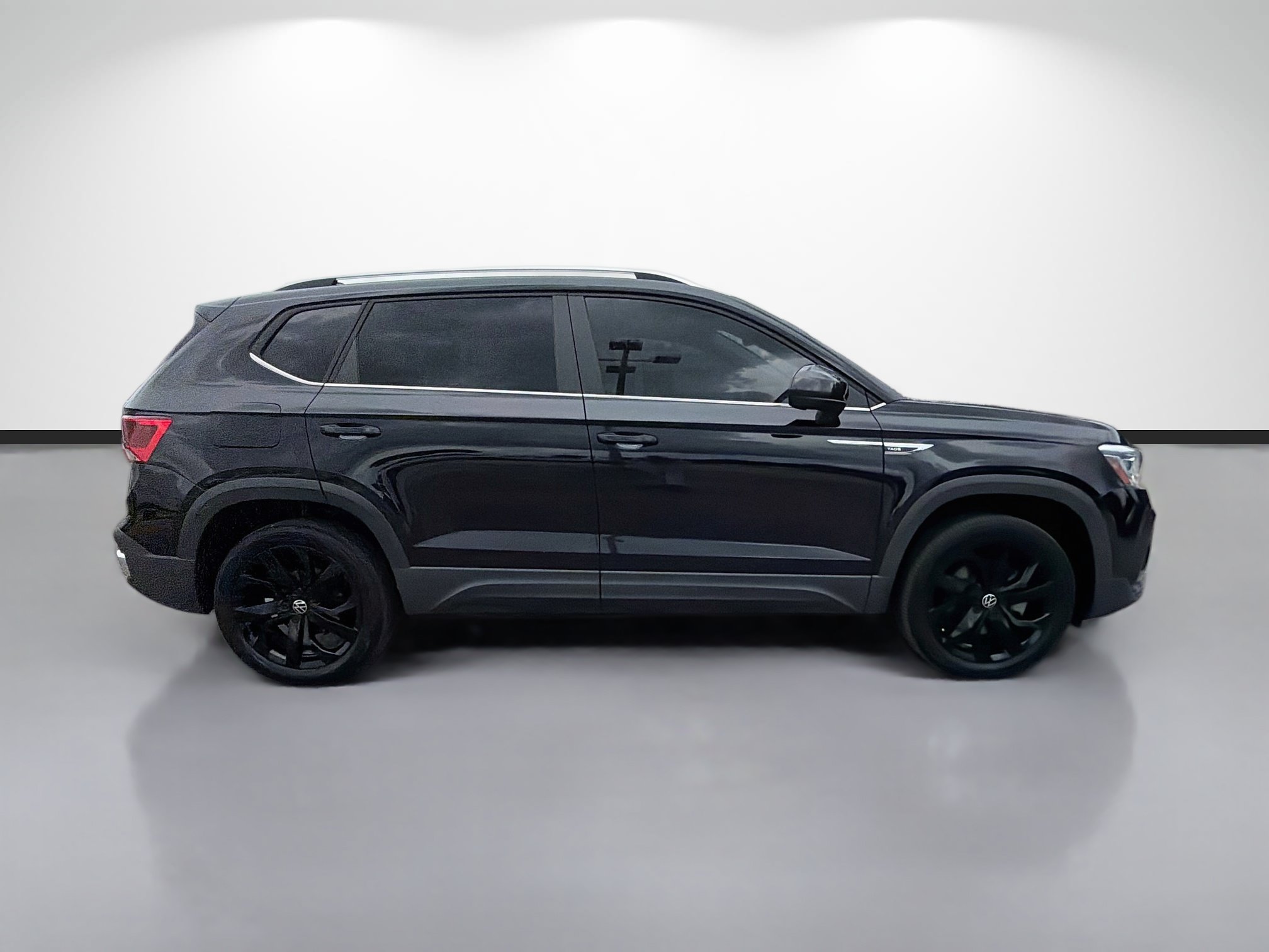 Used 2022 Volkswagen Taos SEL w/ Panoramic Sunroof Package FWD image 2