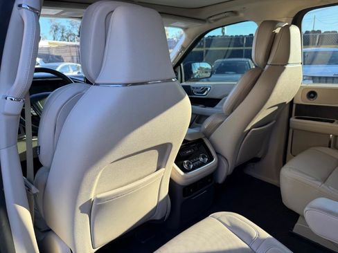 Used 2019 Lincoln Navigator Reserve image 17
