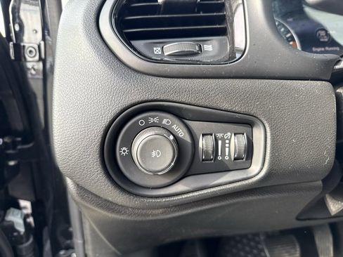 Used 2023 Jeep Renegade Altitude image 16