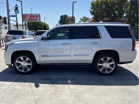 Used 2018 Cadillac Escalade Premium Luxury AWD/4WD image 4