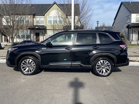 Used 2025 Subaru Forester Touring image 3