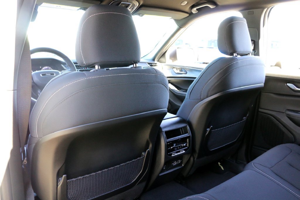 New 2025 Jeep Grand Cherokee Laredo w/ Luxury Tech Group I RWD image 17