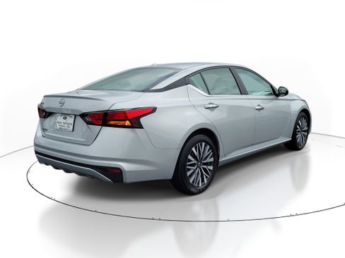 Used 2025 Nissan Altima 2.5 SV FWD image 4