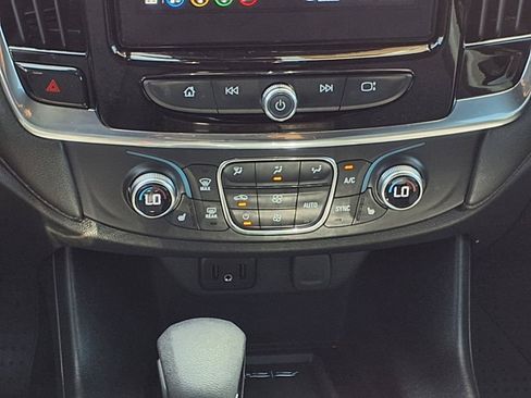 Used 2023 Chevrolet Traverse LT FWD image 16