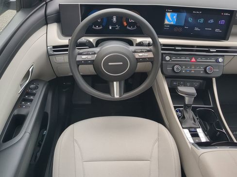 Certified 2025 Hyundai Tucson SE image 14