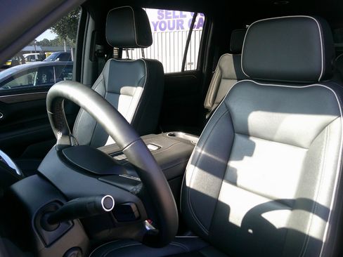 Used 2023 Chevrolet Suburban Premier image 12