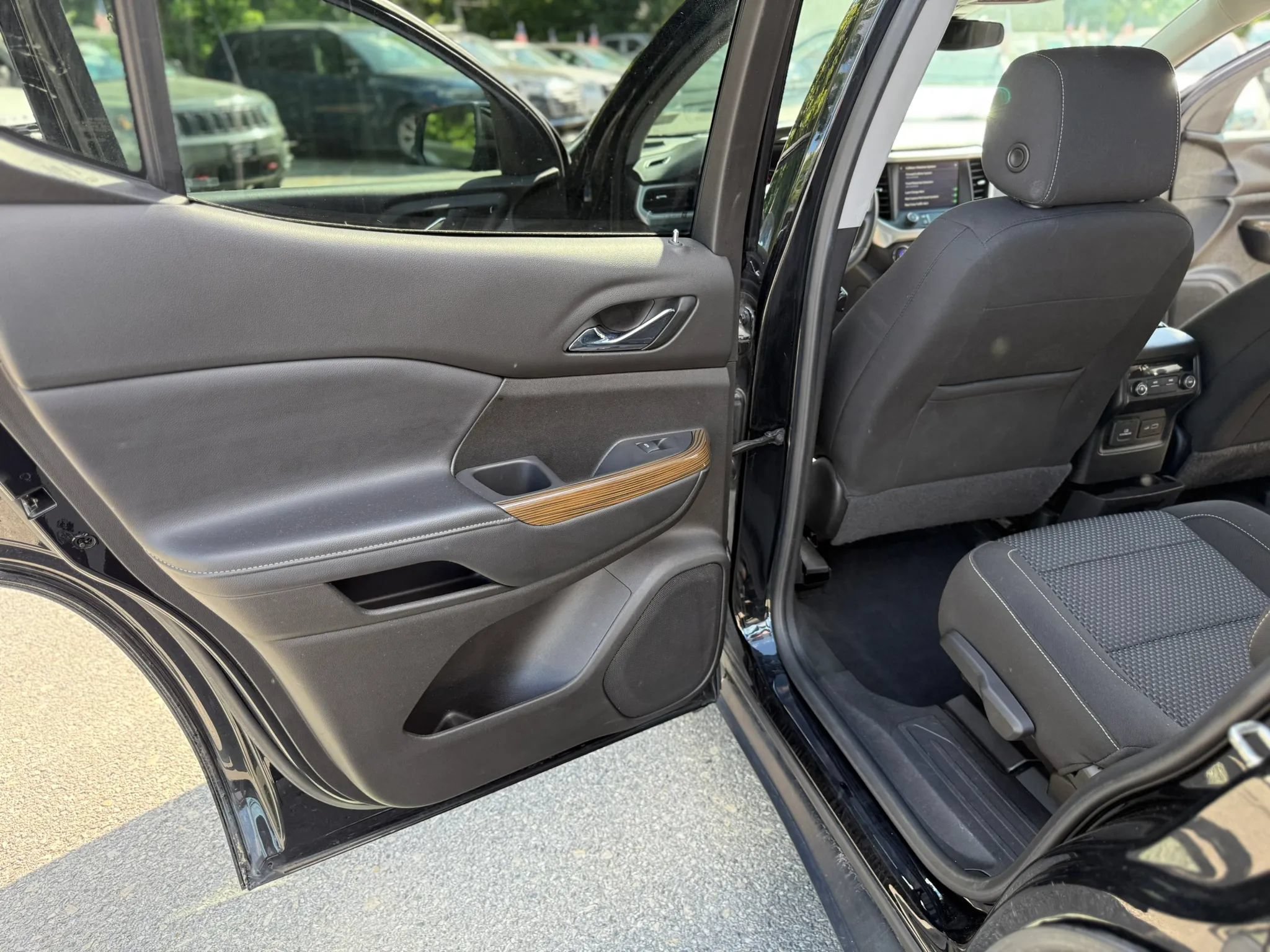 Used 2021 GMC Acadia SLE w/ Driver Convenience Package AWD/4WD image 18