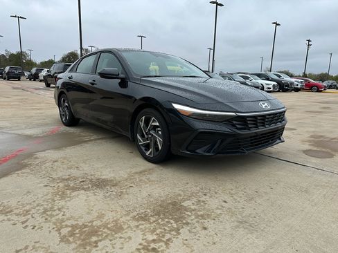 Used 2025 Hyundai Elantra SEL image 3