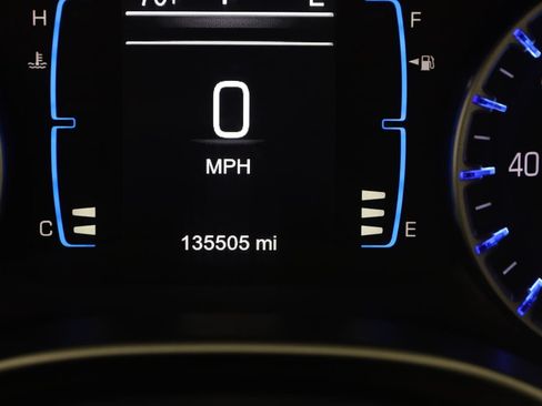 Used 2017 Chrysler Pacifica Touring-L w/ Tire & Wheel Group FWD image 38