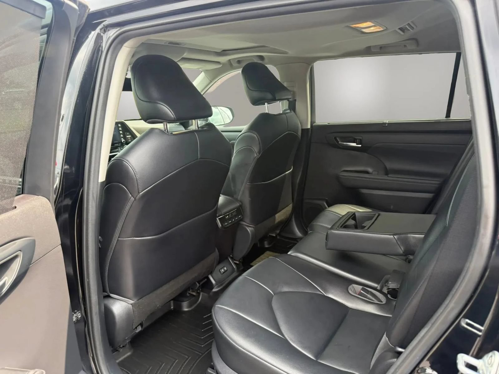 Used 2021 Toyota Highlander XLE AWD/4WD image 31