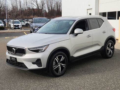 Used 2025 Volvo XC40 B5 Core image 3
