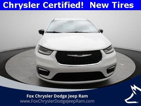 Certified 2024 Chrysler Pacifica Touring-L image 11