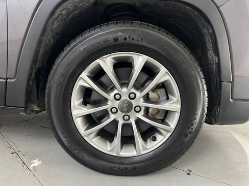 Used 2019 Jeep Cherokee Latitude Plus image 18