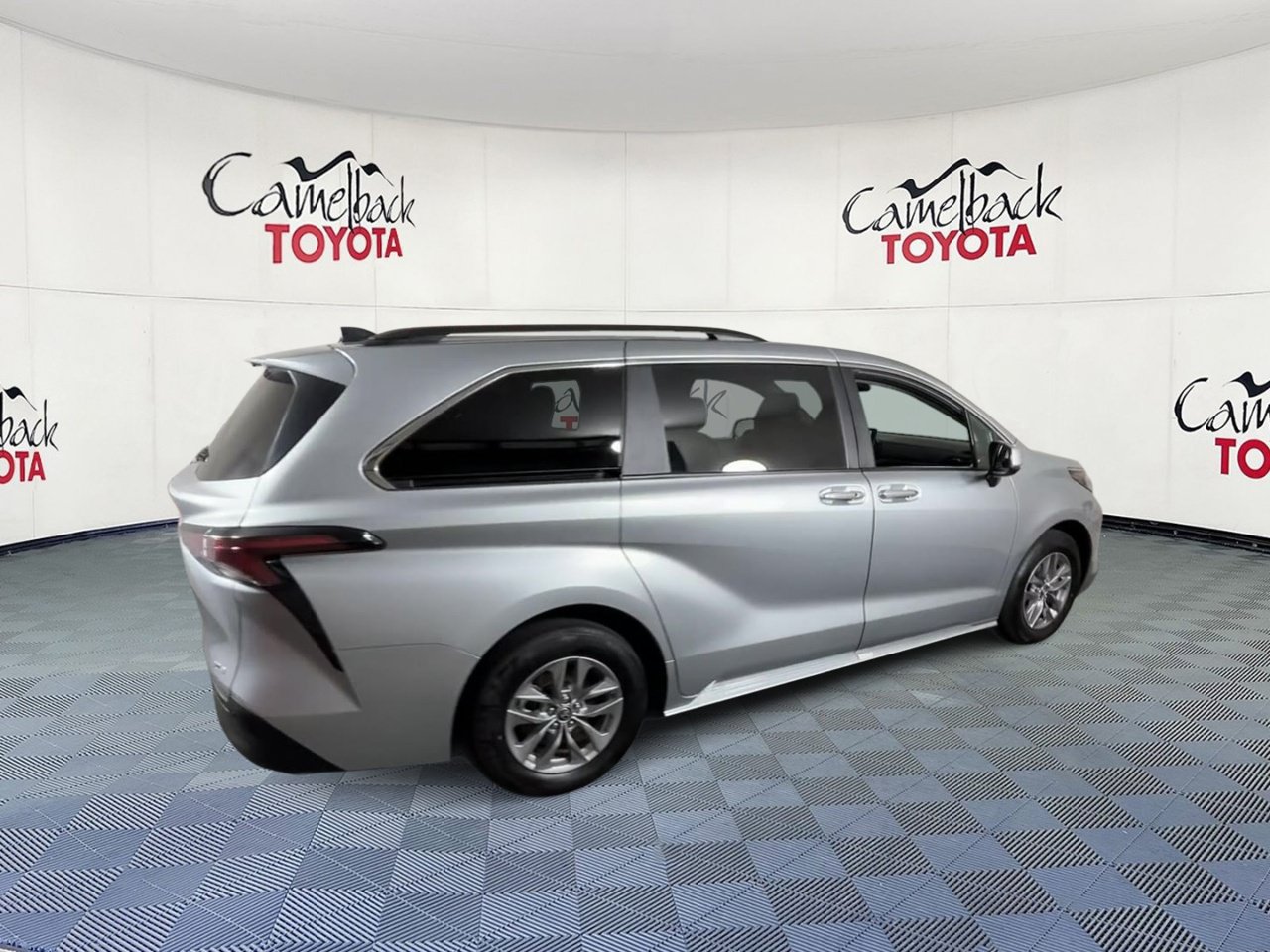 Used 2025 Toyota Sienna XLE FWD image 3