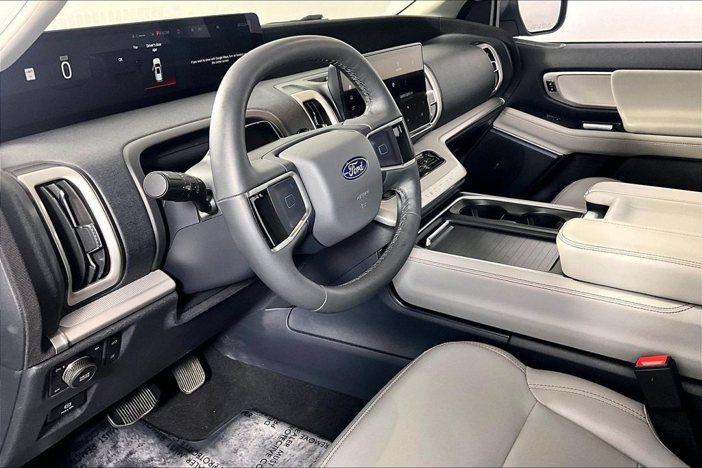 Used 2025 Ford Expedition Active AWD/4WD image 13