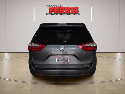 Used 2017 Toyota Sienna XLE Premium AWD/4WD image 4