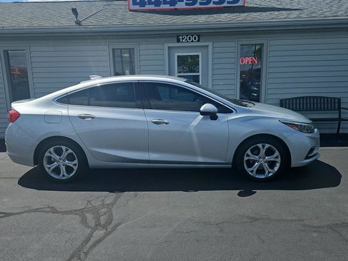 Used 2017 Chevrolet Cruze Premier FWD image 2
